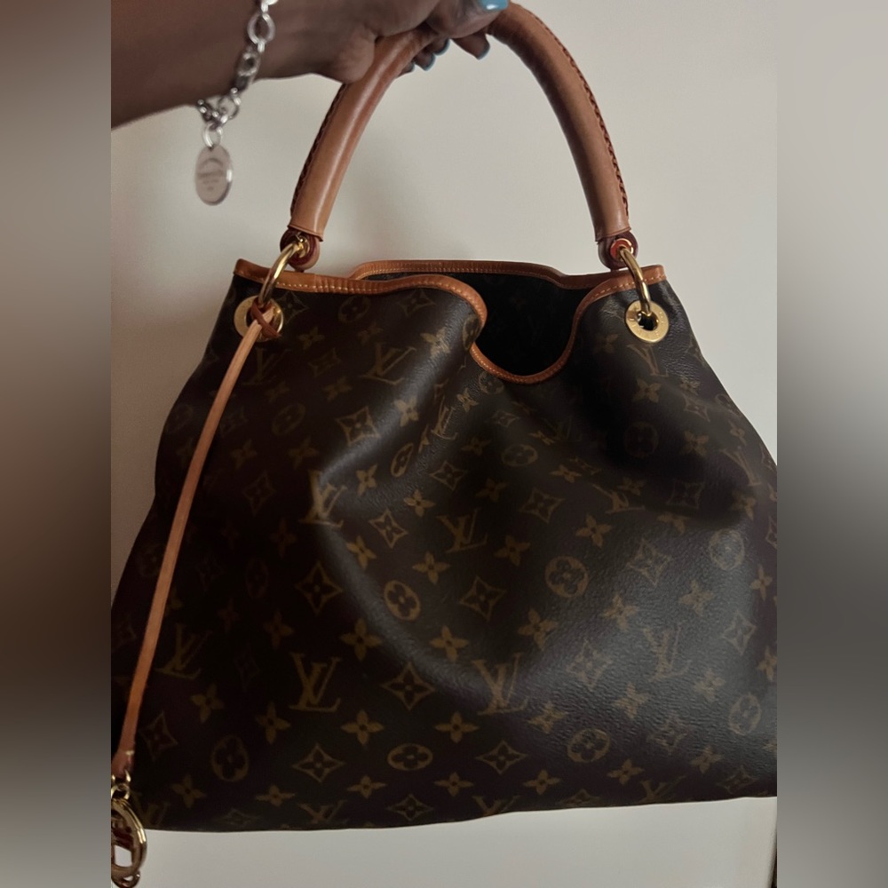 Authentic Louis Vuitton Artsy MM bag